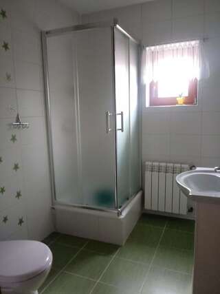 Проживание в семье Pod Modrzewiami Милювка Трехместный номер с собственной ванной комнатой вне номера-2
